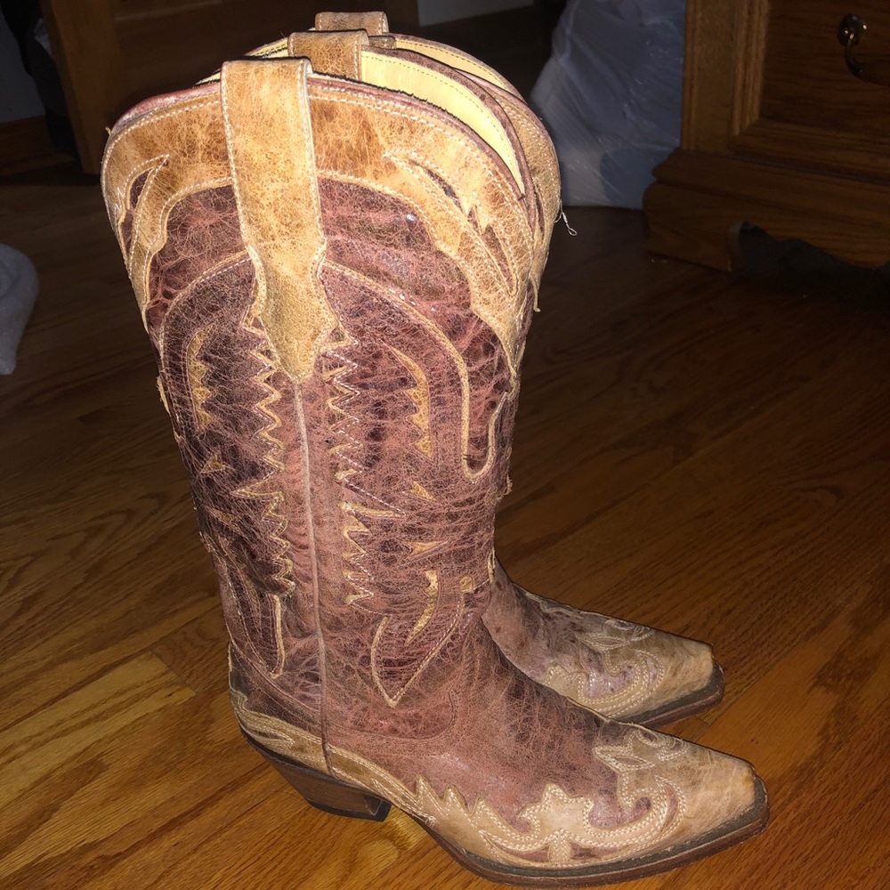 CORRAL BOOTS. Size 6. Very comfortable